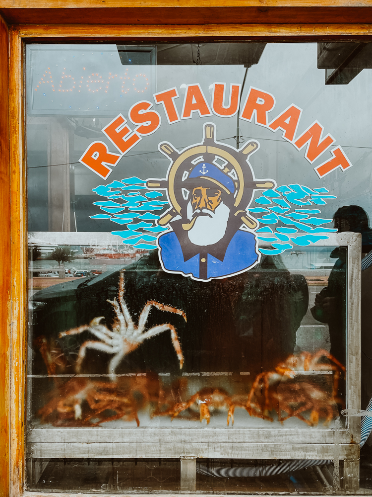 Crabs in a tank in the window of a restaurant