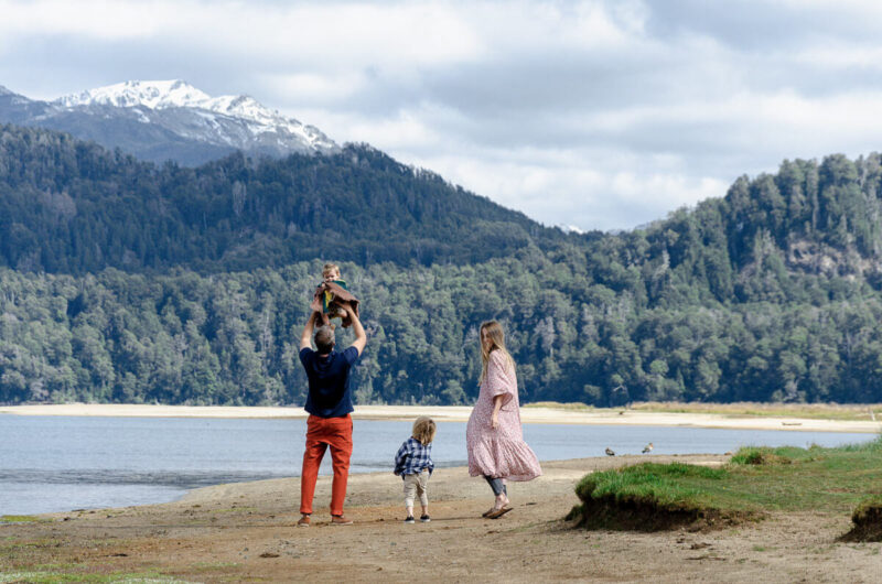 A family on the beach at a lake in Villa La Angostura